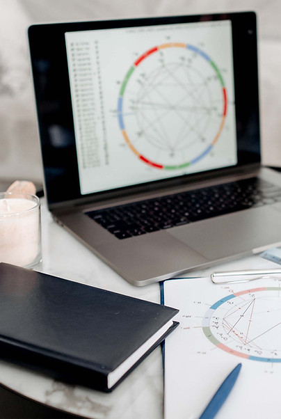 Foto eines astrologischen Diagramms auf einem Laptopbildschirm. Astrologische Beratung, Lebensberatung, persönliches Horoskop, Persönlichkeitsentwicklung, Lebensweg.