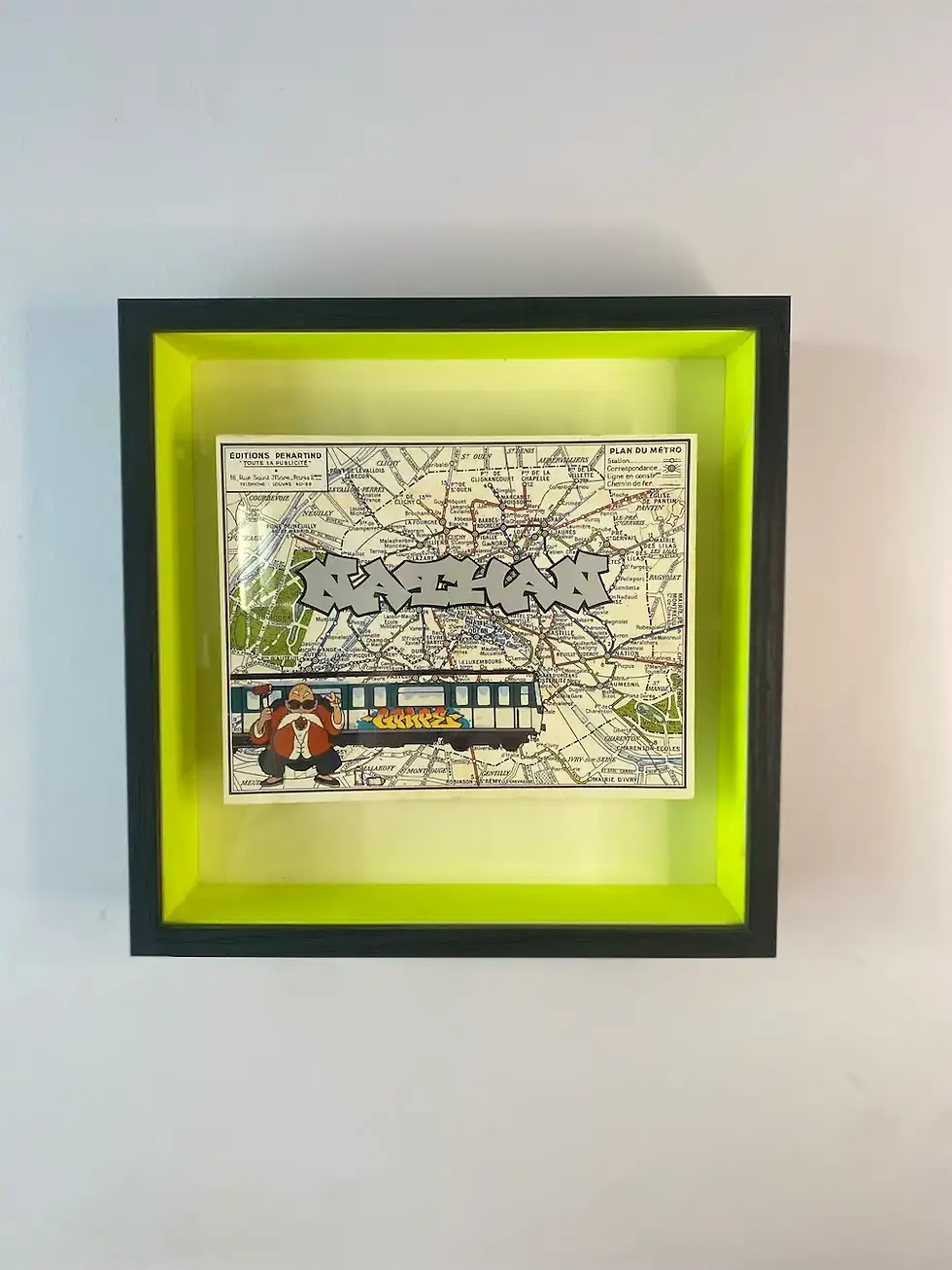 affiche street art encadrée et personnalisée avec plan du métro de Paris, graffiti coloré et personnage cartoon