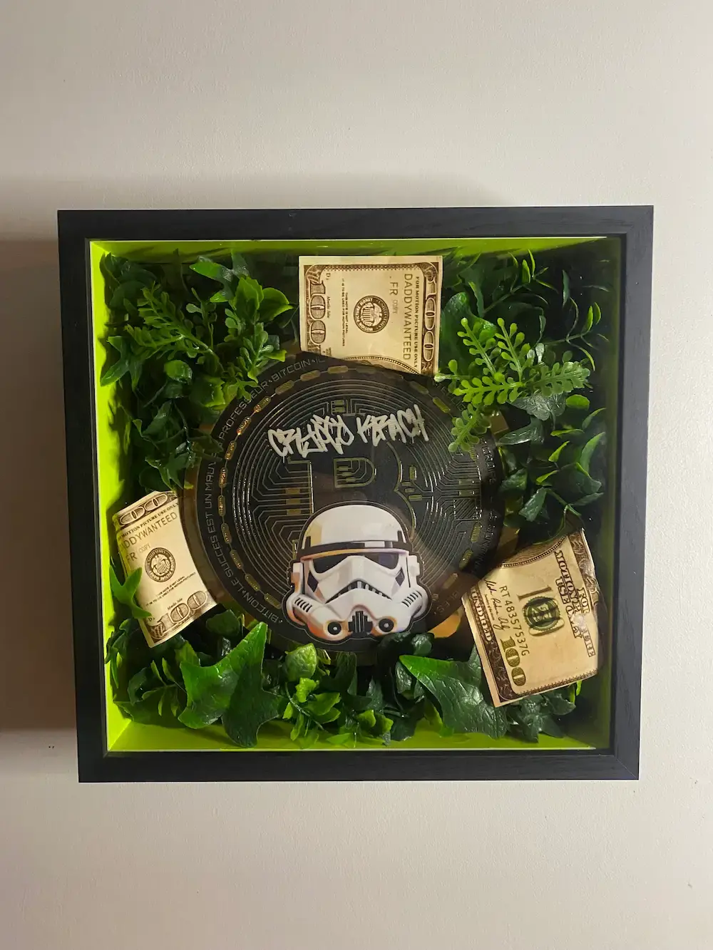 Pièce Bitcoin décorative , déco contemporaine et moderne billets de dollar et feuillage vert