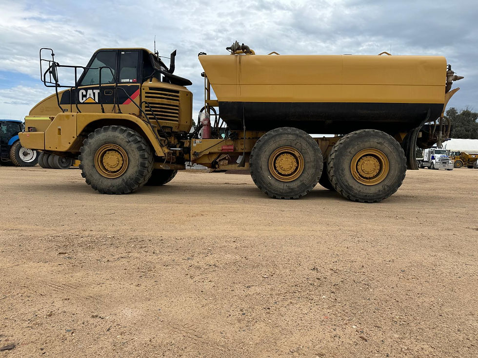 Thumbnail: 2005 725 CATERPILLAR WATERCART - 13,745 HOURS