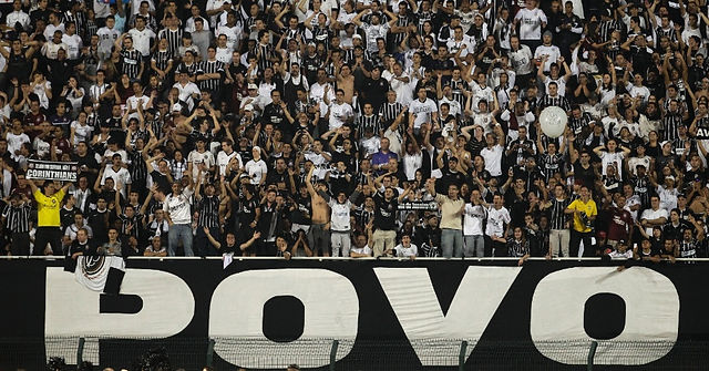 torcida-do-corinthians-lota-o-pacaembu-para-acompanhar-a-final-da-libertadores-contra-o-boca-juniors-1341449249994_956x500