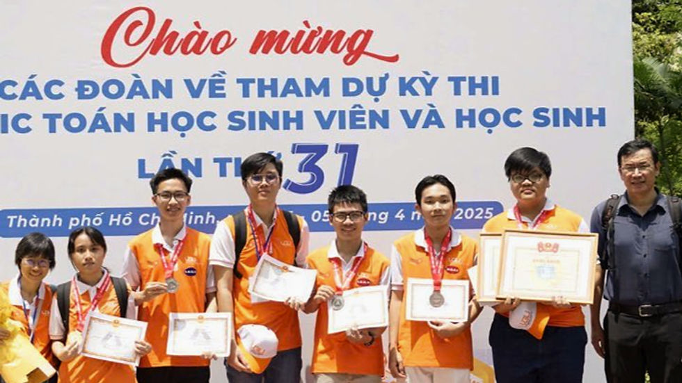 Đoàn thầy cô và các bạn trường ĐHVĐ tham dự kỳ thi Olympic Toán. Từ trái qua: Cô Hương, Ngọc Như, Trọng Nhân, Thiên Bảo, Gia Hưng, Minh Hoàng, Huỳnh Phúc, thầy Dương.