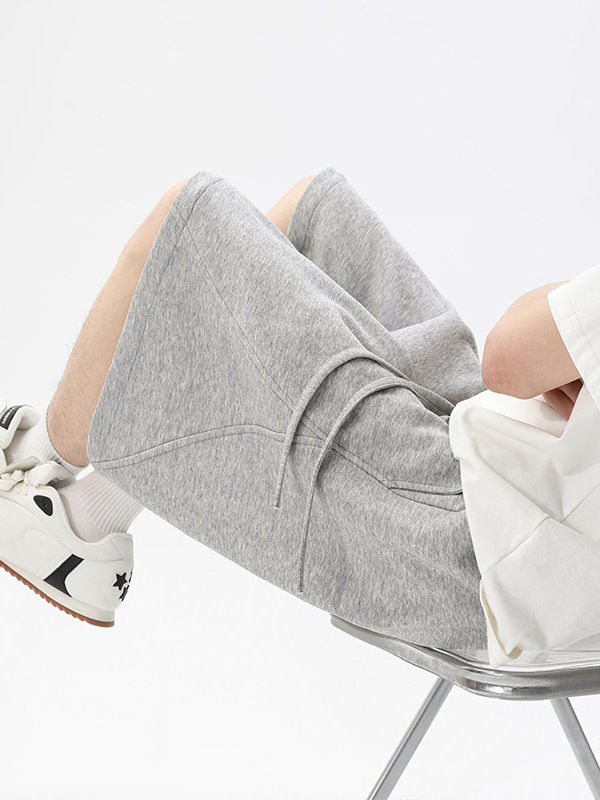 Thumbnail: Women's cotton baggy sweatpants in grey while sitting