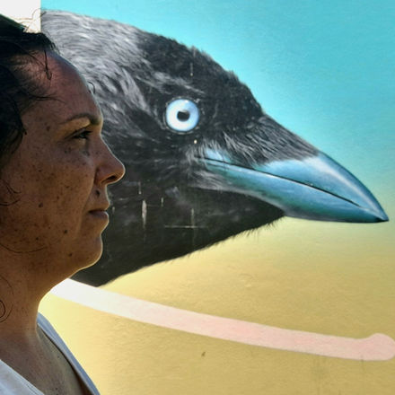 perfil de mulher e pássaro sobrepostos