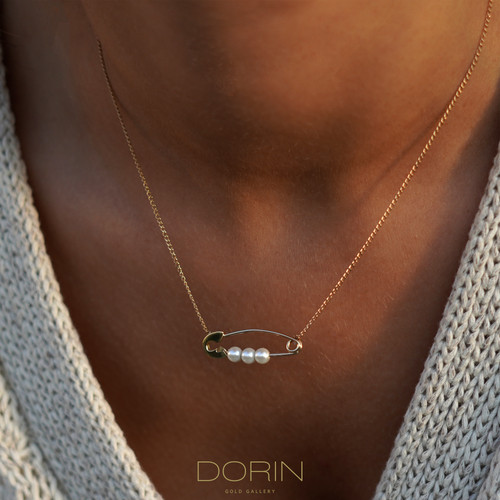 preek TRIPLE PEARL PIGEON NECKLACE ゴールド Triple Pearl Gold Pin Necklace | Dorin Gold Gallery