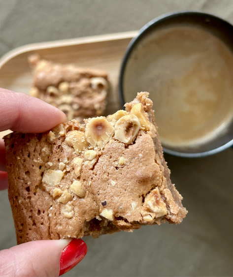 HASELNUSS-BROWNIES MIT SCHOKOHASEN-VERGANGENHEIT.