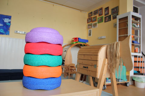 Stapelsteine und Spielzeugpferd