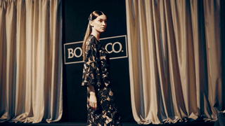 20250901_1900_Elegant Runway Walk_remix_01k436zg0jfbwvzdnrtz43e708.gif