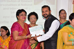 Yogacharya Dr. Nilesh Mahajan getting award