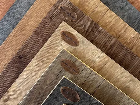 El piso vinílico está fabricado a base de PVC (policloruro de vinilo), un material flexible y duradero que puede imitar con gran realismo la textura y el color de la madera, piedra o cemento.