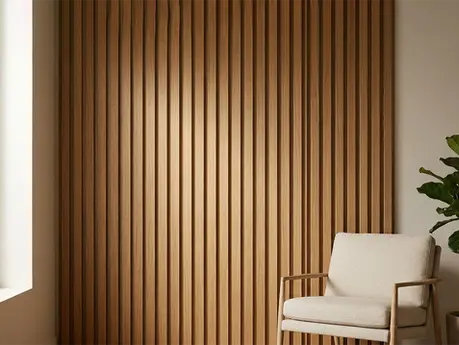 Silla beige frente a pared de madera estriada. Planta verde a la derecha, ventana a la izquierda. Ambiente minimalista y cálido.