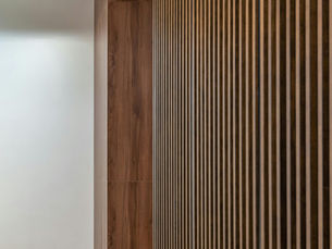 Transforma tus espacios con elegancia: las ventajas del lambrín en decoración de interiores y exteriores.