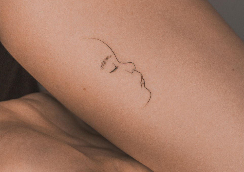 Tatuagem de Rosto de Bebe Fine Line por Julie (Lisboa - Portugal)