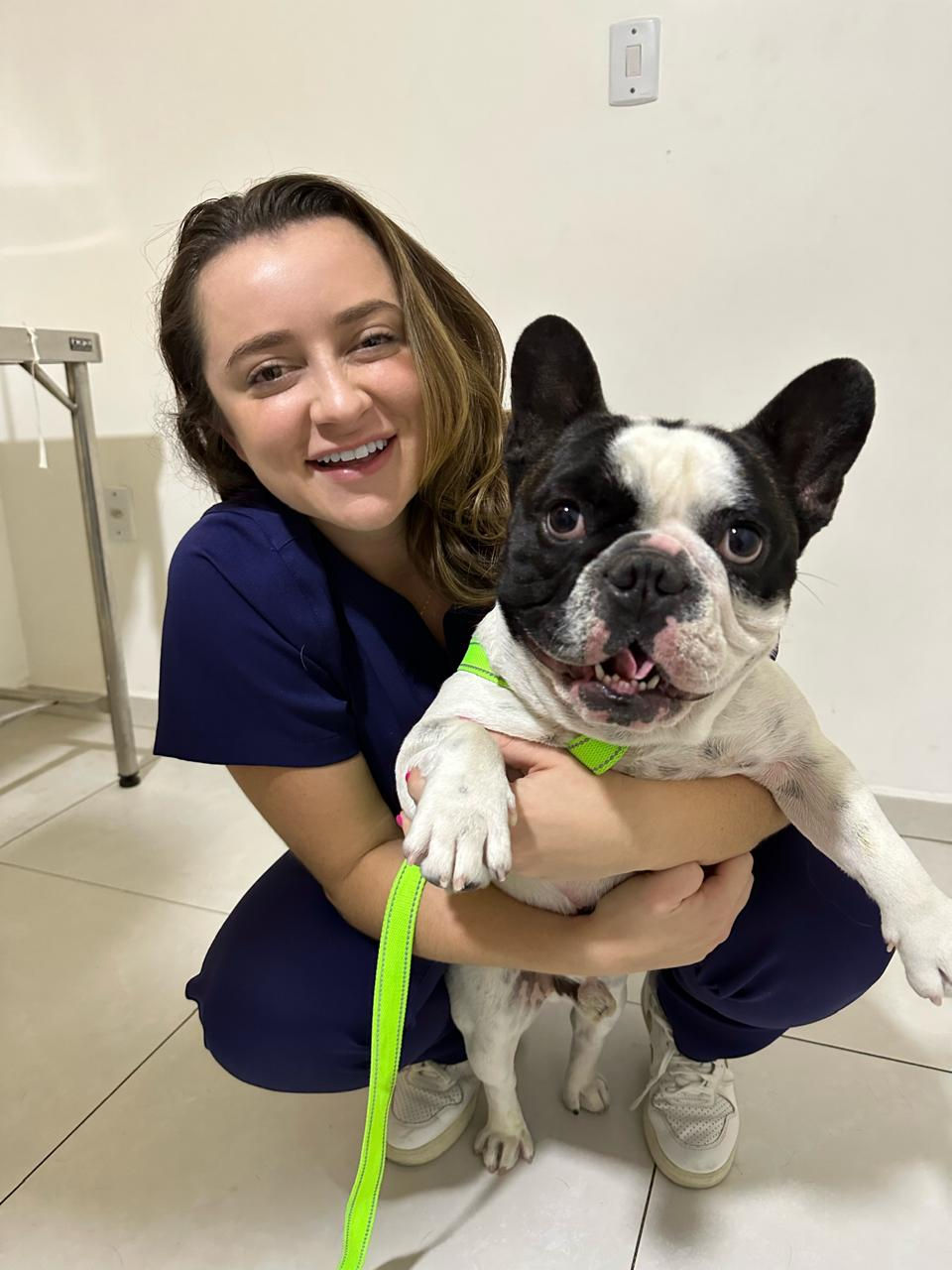 Oncologista veterinária segurando um paciente oncológico