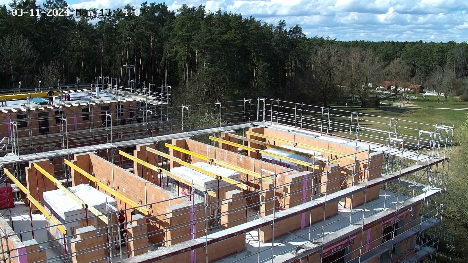 Rohbau von oben mit eingebrachten Bädern