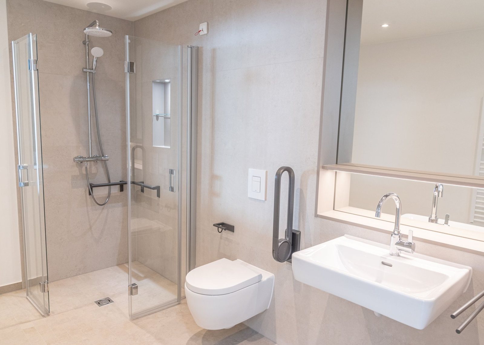 Barrierefreies Referenzbad mit Dusche