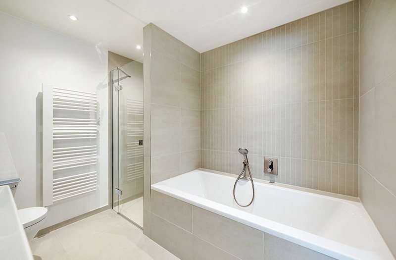 Fertiges Bad mit Badewanne und Duschabtrennung