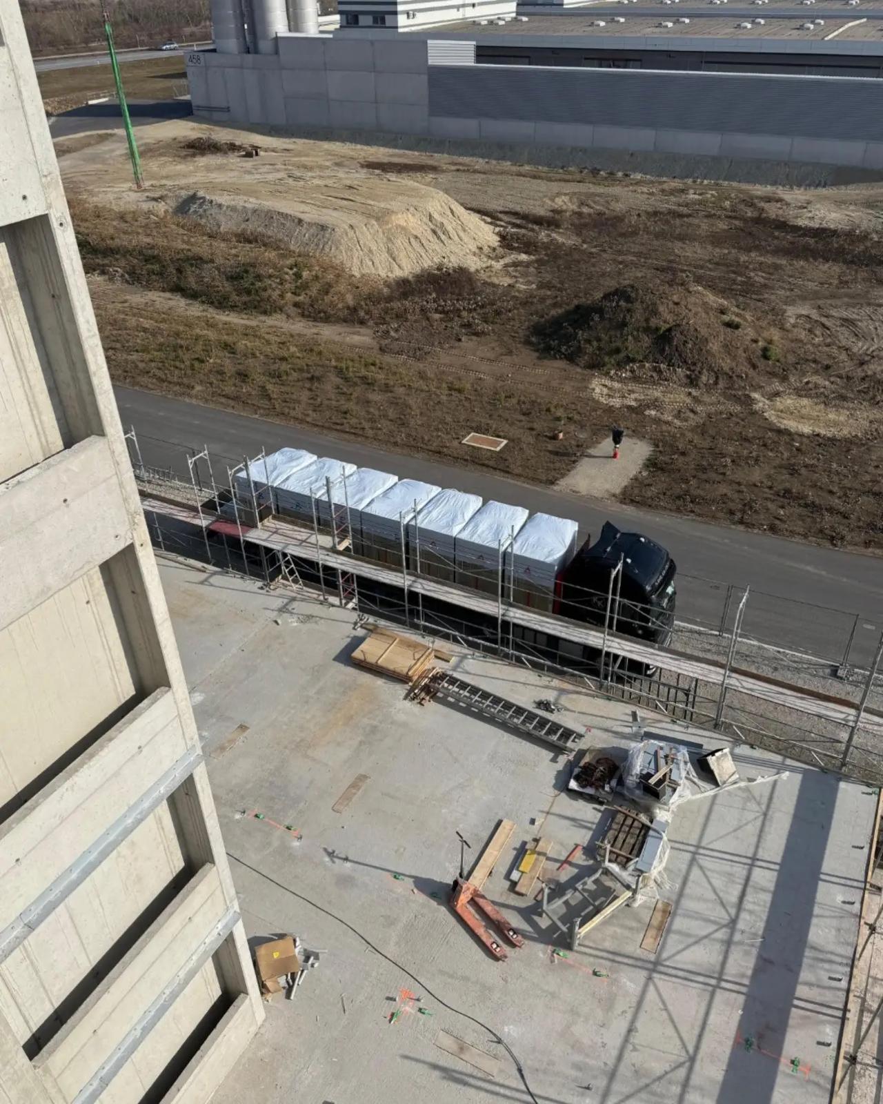 LKW mit verpackten Fertigbädern bei der Anlieferung am Flughafenhotel Wien