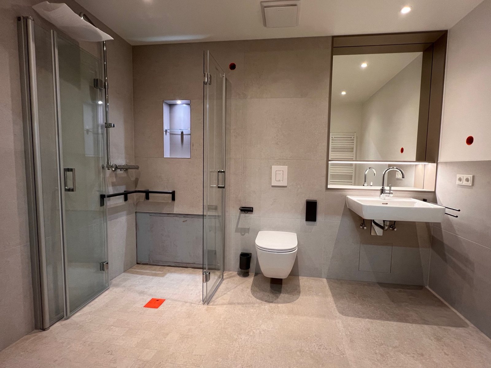 Barrierefreies Fertigbad mit bodengleicher Dusche und Haltegriffen