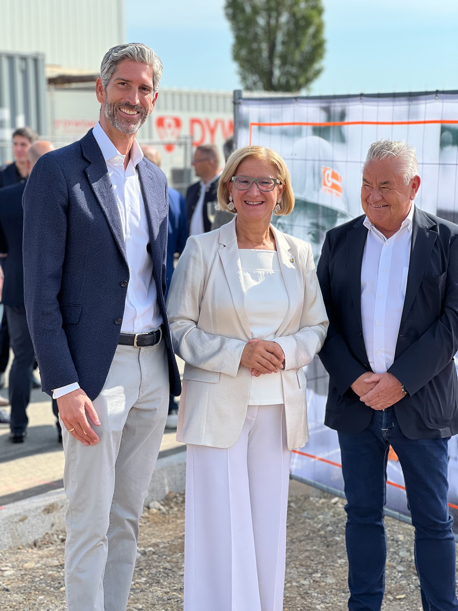 Spatenstich des Flughafenhotels Wien im September 2024: Dietmar Baumgartner, Landeshauptfrau Johanna Mikl-Leitner und Hermann Pirker, Gründer von KVS SANSYSTEM