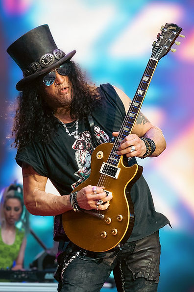 Slash_live_in_London_2022_(Cropped)_edited.jpg