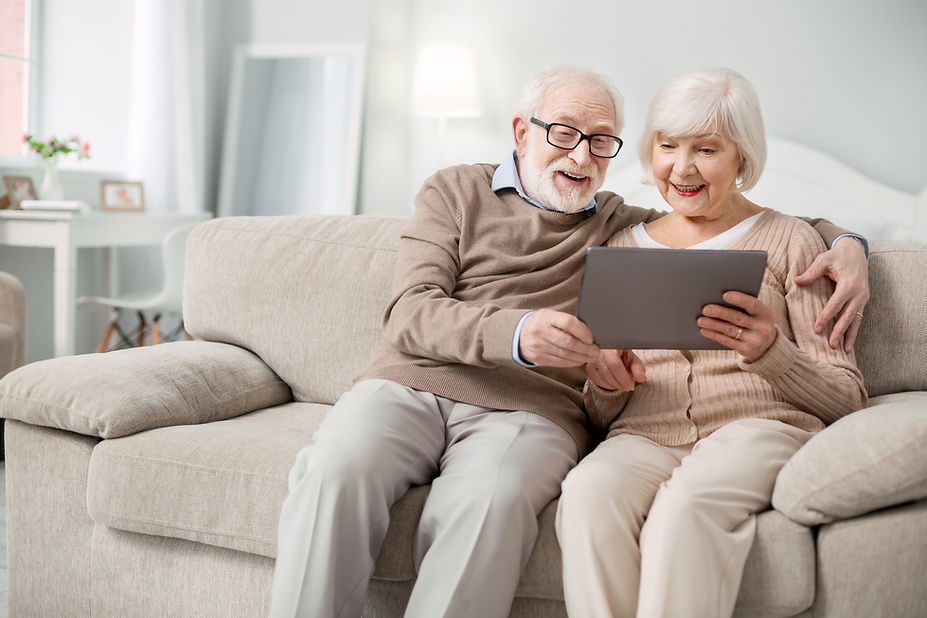 Un couple de personne âgée utilisant une tablette