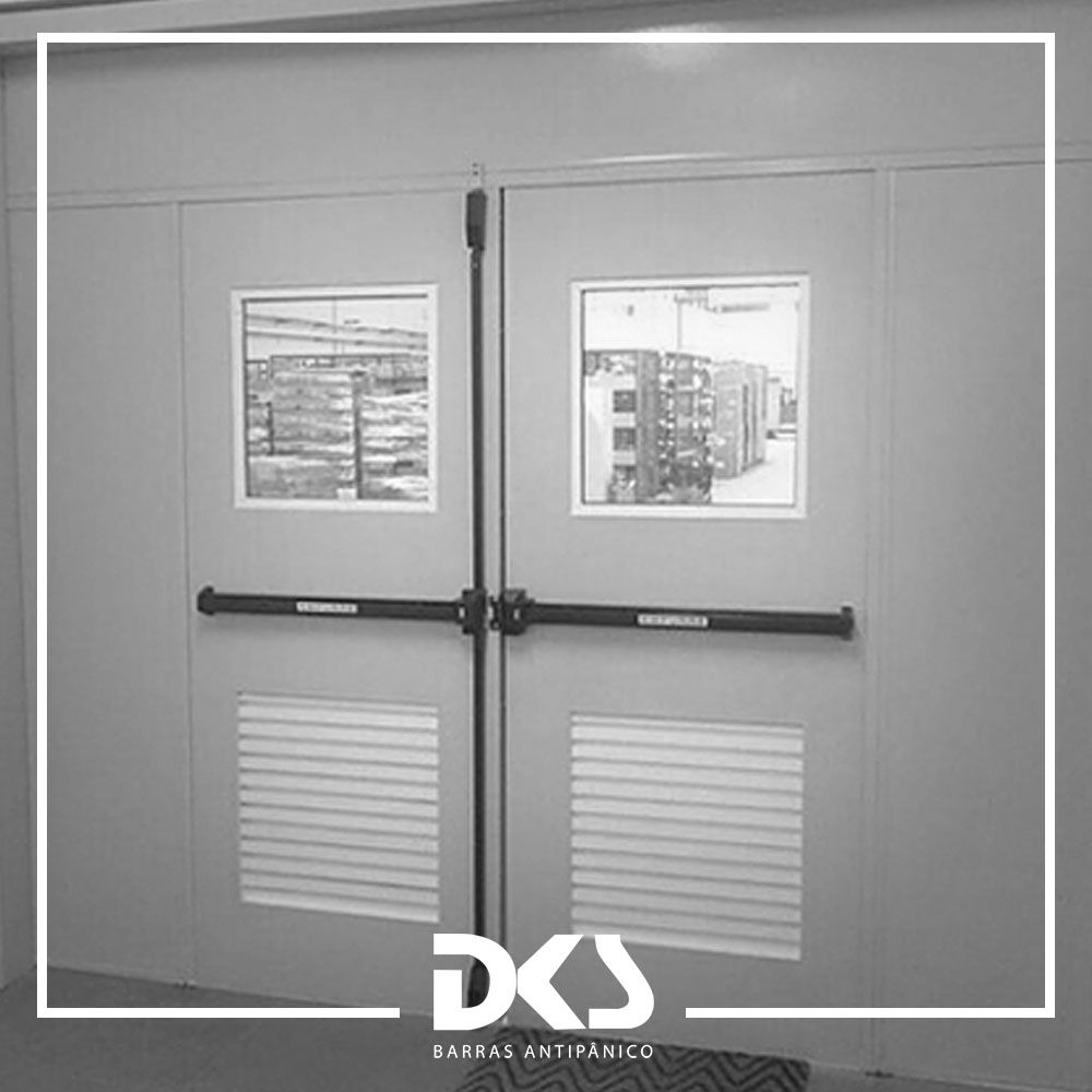 Aplicação Porta De Ferro Com Visor - DKS