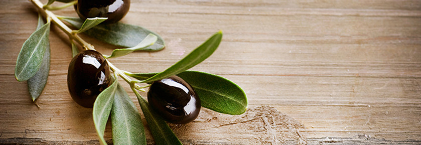 Olives sur fond bois