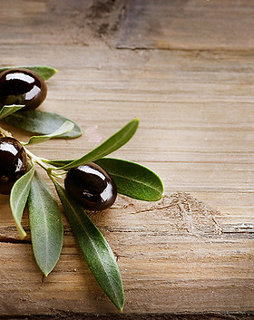 Aceitunas en el fondo de madera