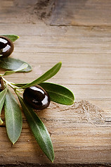 Aceitunas en el fondo de madera