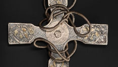 CRUZ DE PRATA DA ERA VIKING TERIA PERTENCIDO A UMA FAMÍLIA DA ARISTOCRACIA?