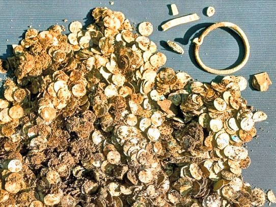 Livros Vikings | Entusiasta descobre 4,5 quilos de moedas do final da Idade do Ferro em Sysmä, configurando o maior achado registrado na Finlândia até o momento. — Crédito da Imagem: Esko Tikkala / Lahden museot.