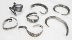 Estudante descobre tesouro viking na Dinamarca: anéis de prata revelam conexões comerciais da Era Viking