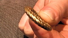 UM ANEL DE OURO VIKING COM MAIS DE 1.200 ANOS FOI DESCOBERTO POR ACIDENTE EM UM LEILÃO