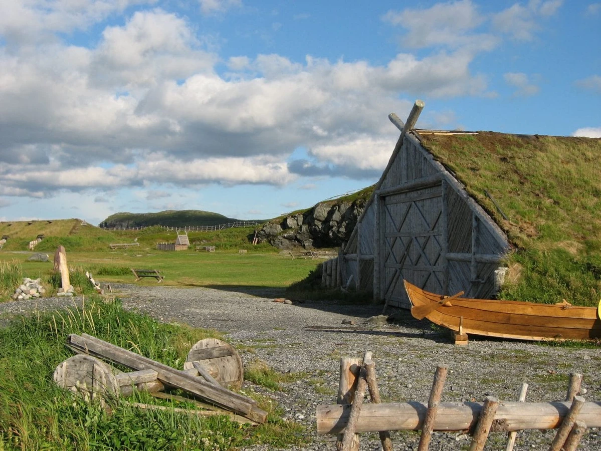 Reconstrução de estruturas Viking L’Anse aux Meadows - Crédito da imagem: Richard Droker - CC BY-NC-ND 2.0