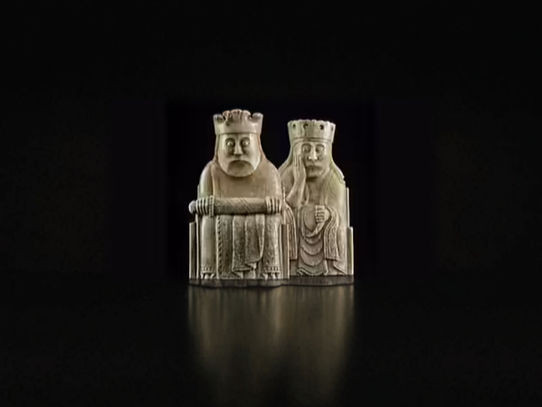 Livros Vikings | Peças de xadrez medievais esculpidas em marfim de morsa encontradas na Escócia, com foco em detalhes detalhados de figuras de reis e rainhas.