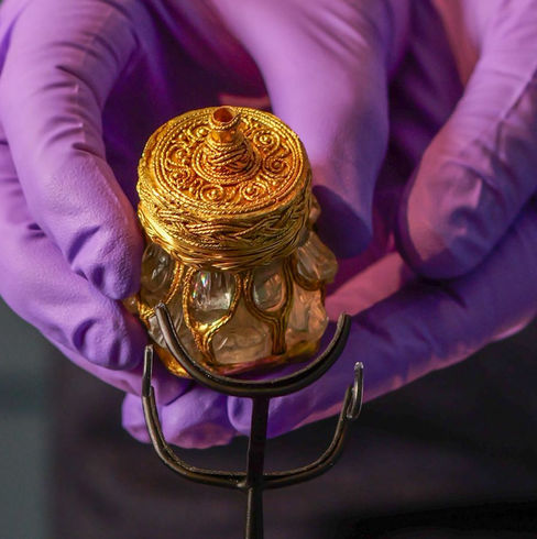 Livros Vikings | Um frasco de cristal de rocha da Era Viking. — Crédito da Imagem: NMS/Andy Jardine