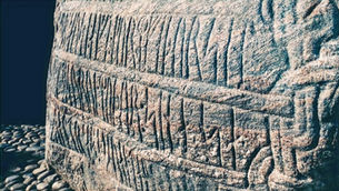 Análises 3D revelaram novas informações da Era Viking sobre a pedra rúnica de Jelling