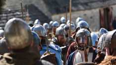 (En) POR QUE OS VIKINGS INVADIAM E SAQUEAVAM? POR QUE CONQUISTAVAM OUTROS PAÍSES?