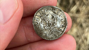 Livros Vikings | Detalhes das moedas de prata encontradas em Mørstad com inscrições do século XI intactas. — Crédito da Imagem: Science Norway / Innlandet County.