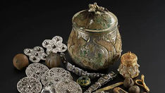 Livros Vikings | O recipiente com tampa do Tesouro de Galloway e as preciosidades da Era Viking contidas no seu interior. — Crédito da Imagem: National Museum Scotland.