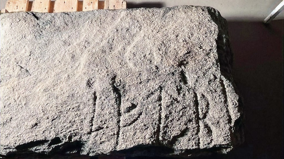 Achado raro: casal descobre pedra rúnica viking em sua cozinha na Dinamarca