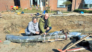Livros Vikings | A prefeita Petra Doornenbal e o vereador Bert Lubbinge observam a viga de madeira de um possível navio viking descoberta durante obras em Wijk bij Duurstede. — Crédito da Imagem: Martin Leen.