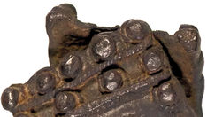 Livros Vikings | O broche decorativo de 25mm por 20mm (0,9 por 0,7 polegadas) foi dobrado ao meio em algum momento nos últimos 1.000 anos. — Crédito da Imagem: Colchester and Ipswich Museum Service