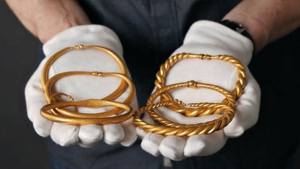 Livros Vikings | Os seis anéis de braço de ouro encontrados em Rold, o terceiro maior achado de ouro da Era Viking na Dinamarca. — Crédito da Imagem: North Jutland Museums