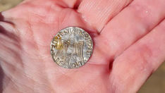 Livros Vikings | Moedas de prata europeias intactas do século XI, dispostas individualmente para análise numismática em laboratório. — Crédito da Imagem: Foto: Kulturhistorisk museum