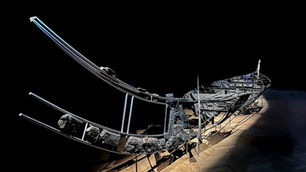 Livros Vikings | A silhueta única do barco de Hjortspring no Museu Nacional da Dinamarca, revelando o design simétrico que inspiraria os futuros construtores de um langskip viking. — Crédito da Imagem: Boel Bengtsson.
