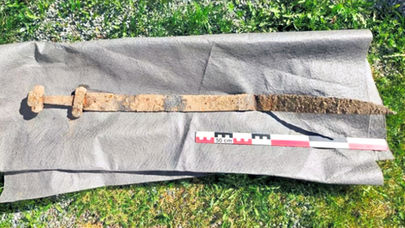 Livros Vikings | Espada de gume único com aproximadamente 1.300 anos, datada do período de transição para a Era Viking, encontrada em um campo em Gran. — Crédito da Imagem: Kulturarv i Innlandet.