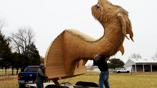 ARTISTA CONSTRÓI BARCO VIKING COM PAPELÃO E MAIS DE 20 KG DE COLA QUENTE PARA QUEIMÁ-LO EM "FUNERAL"