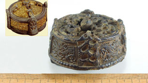 UM BROCHE VIKING RARO EM FORMATO DE CAIXA FOI ENCONTRADO NO NORDESTE DA ESTÔNIA